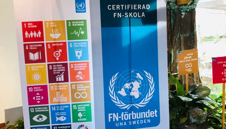 Kuber med målen för agenda 2030, samt en roll-up med FN-symbolen.