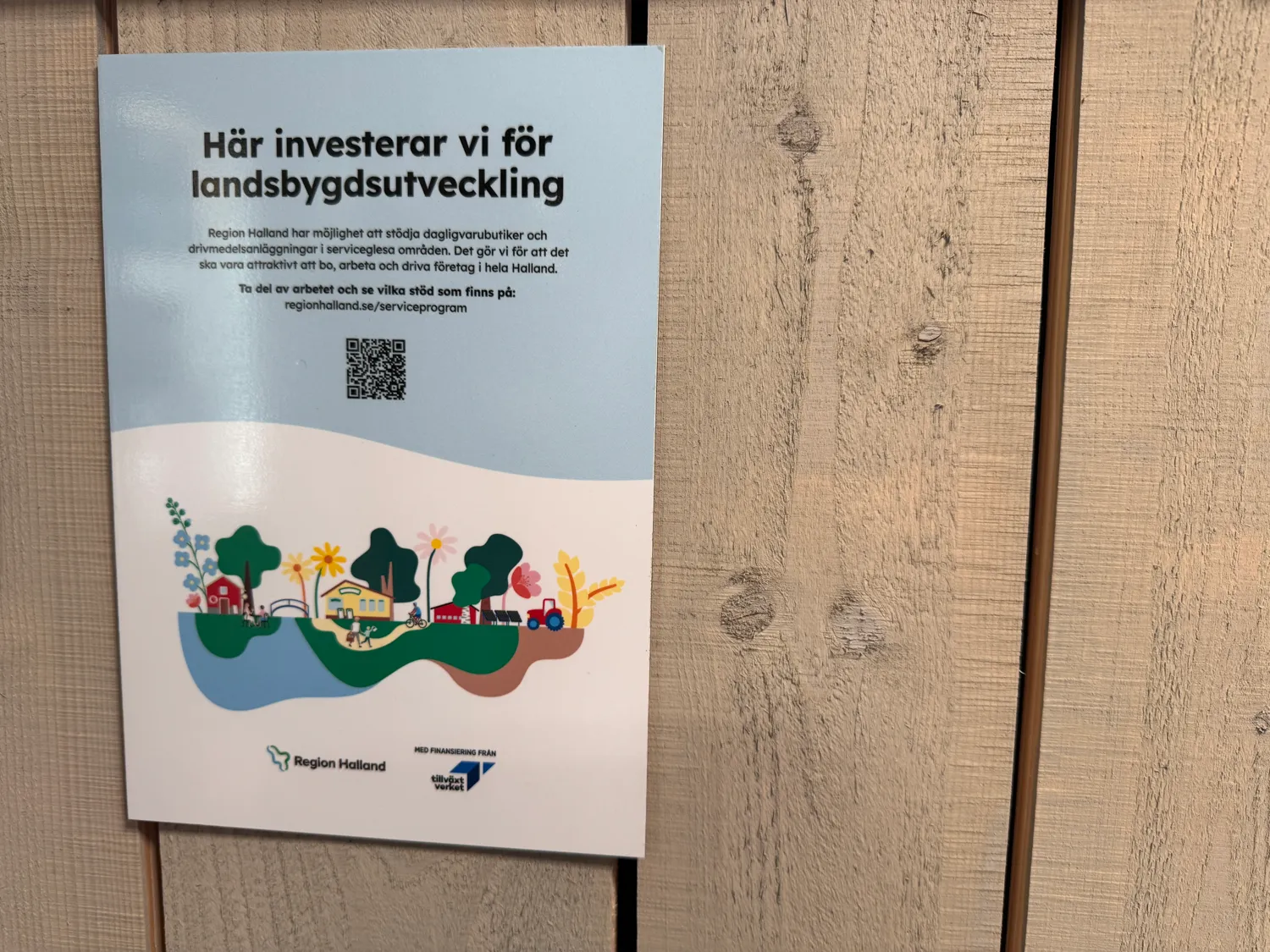 En vägg med en skylt som pratar om levande landsbygd