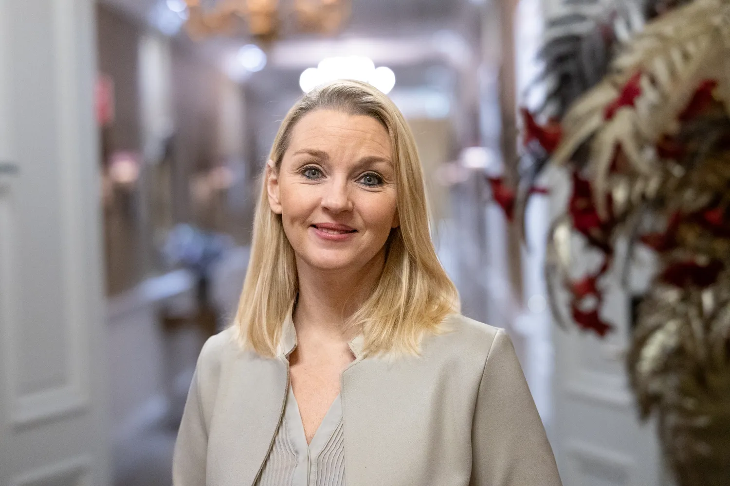 Kvinna ler mot kameran