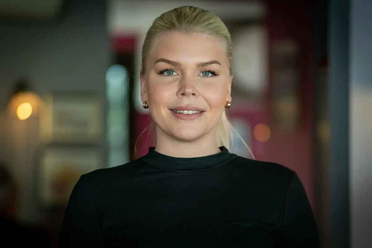 Leende blond kvinna.