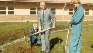 Ingemund Bengtsson inviger skolan 1984.