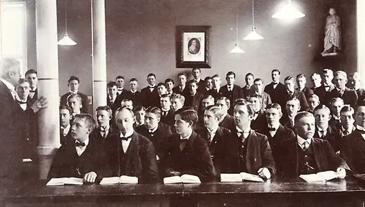 Ett äldre svartvitt fotografi på en skolklass med endast killar.