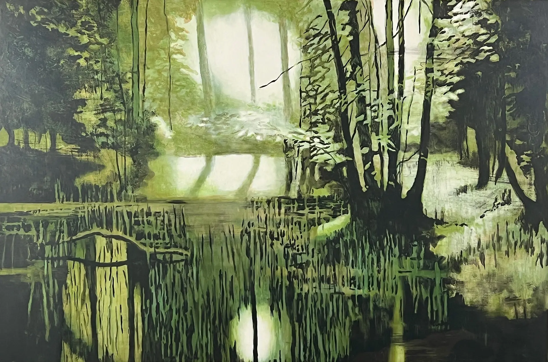 En målning av en tjärn i en skog, allt i gröna nyanser med ljus som silas mellan träden.