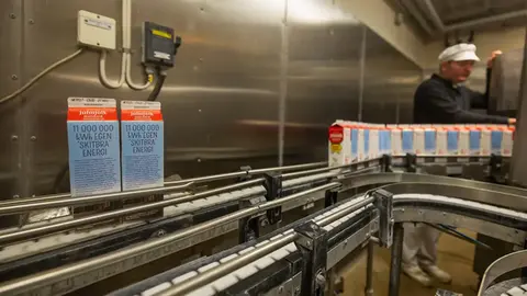 Mjölkkartonger från Wapnö på rullbandet i mejeriet