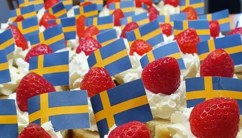 Bakelser med jordgubbar och svenska flaggor.