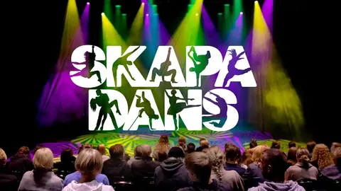 Ungdomar framför en scen med scenljus, över bilden ligger logotypen för Skapa dans.