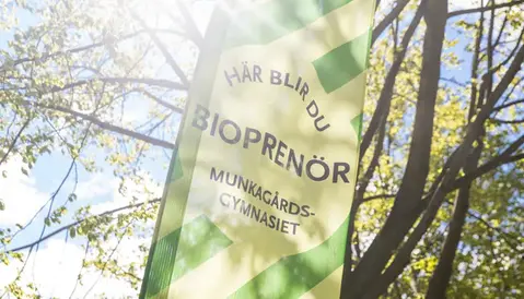 En grönrandig flagga med texten "Här blir du bioprenör".