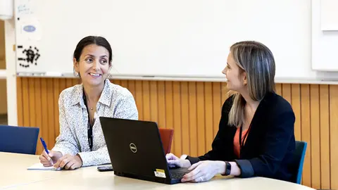 kommunikatörer i konferensrum